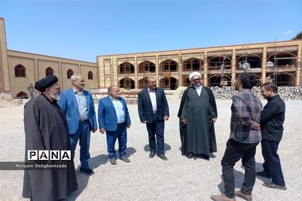 بازدید امام جمعه و مدیر آموزش و پرورش مهریز از مدرسه امام صادق(ع)