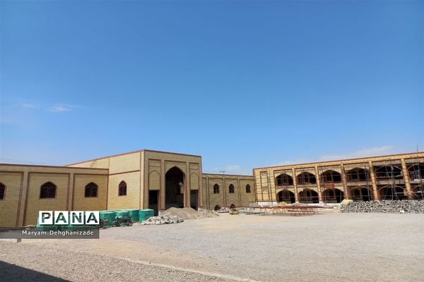 بازدید امام جمعه و مدیر آموزش و پرورش مهریز از مدرسه امام صادق(ع)
