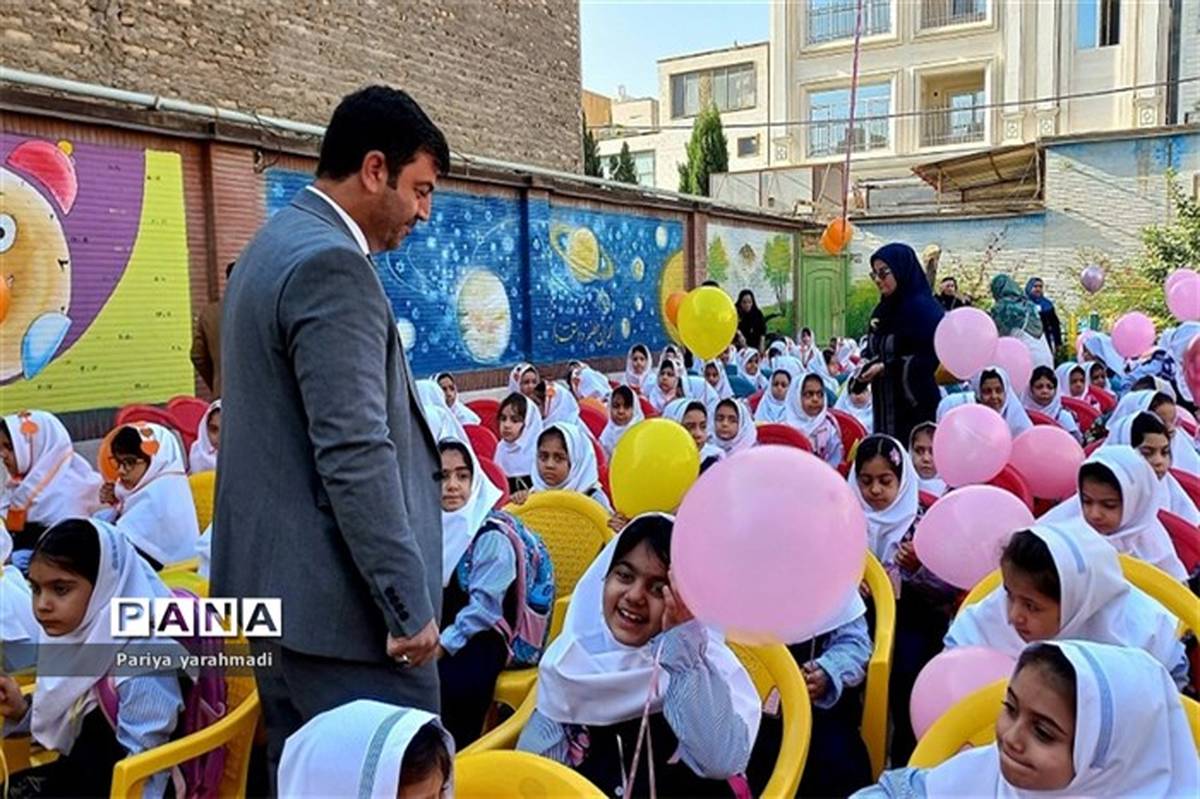 برگزاری جشن شکوفه‌ها در دبستان علوی شهرستان ورامین /فیلم