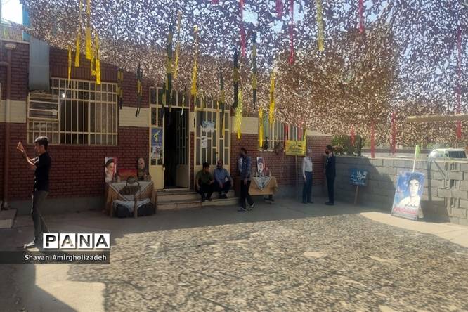 نمایشگاه حماسهسازان در اداره آموزش و پرورش شهرستان قرچک