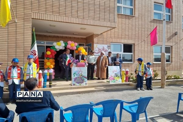 جشن شکوفه‌ها در دبستان برکت شهرستان ورزنه