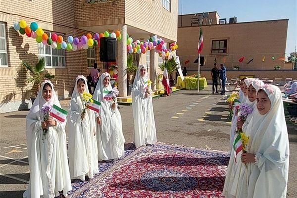 جشن شکوفه‌ها در دبستان تقی زاده نطنز