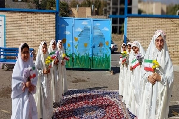 جشن شکوفه‌ها در دبستان تقی زاده نطنز