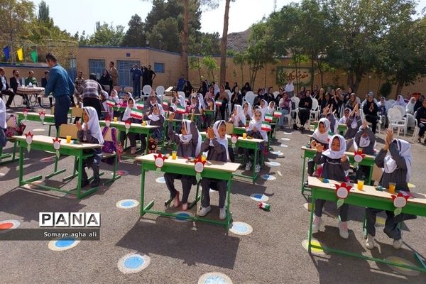 جشن شکوفه‌ها در دبستان تقی زاده نطنز