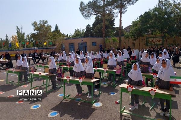 جشن شکوفه‌ها در دبستان تقی زاده نطنز