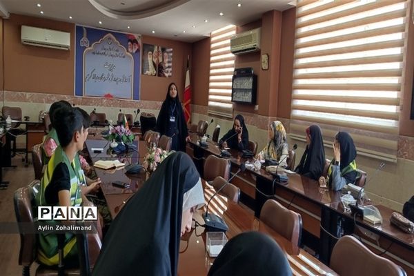 جلسه آموزشی خبر‌نویسی ویژه طرح هر مدرسه یک خبرنگار در شهرستان رباط‌کریم