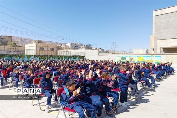 برگزاری جشن شکوفه‌ها در دبستان حاج تقی احدیان ناحیه ۶ مشهد مقدس همزمان با مدارس سراسر کشور