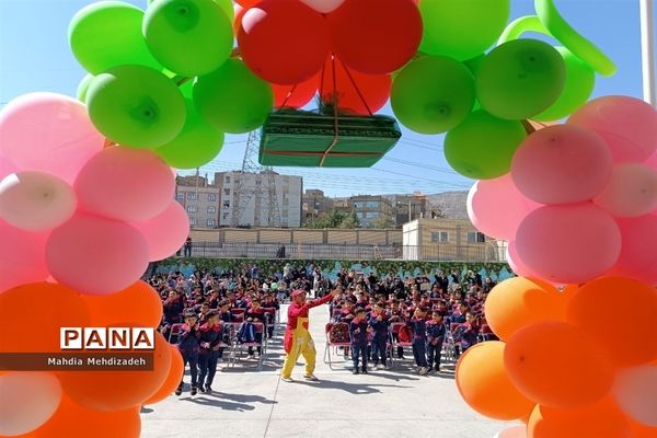 برگزاری جشن شکوفه‌ها در دبستان حاج تقی احدیان ناحیه ۶ مشهد مقدس همزمان با مدارس سراسر کشور