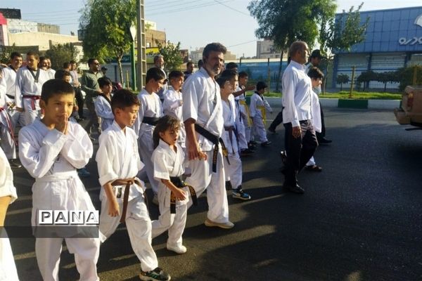 پیاده‌روی خانوادگی به مناسبت هفته دفاع مقدس در شهرستان‌قرچک