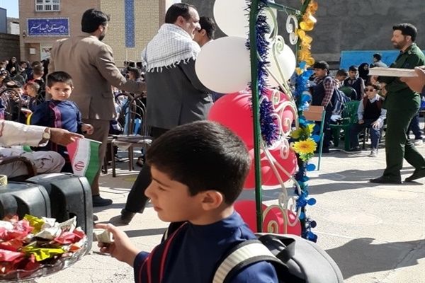 آیین نواختن زنگ مهر، ایثار و نماز در مدارس شهرستان کلات