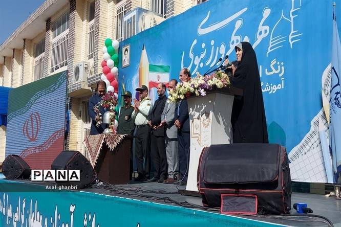 زنگ نمادین آغاز سال تحصیلی در دبیرستان شهید محمد حسین سجادآموزش و پرورش ناحیه 4