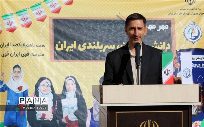 بزرگترین وظیفه دانش‌آموزان درس خواندن و علم‌اندوزی است 