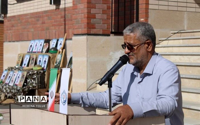 مهم‌ترین وظیفه دانش‌آموزان، قدم‌ نهادن در مسیر ارزشمند شهیدان است