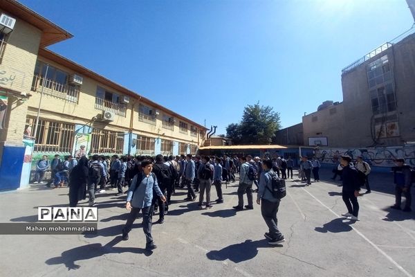 زنگ آغاز سال تحصیلی جدید در دبیرستان سلمان پارسی