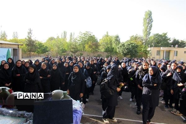 روز اول مهر و نواختن زنگ در مدرسه حضرت خدیجه(س) شهرستان گلپایگان