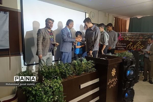 جشن دانش‌آموزان قبولی پایه هفتم در دبیرستان استعدادهای درخشان شهید بهشتی رودهن