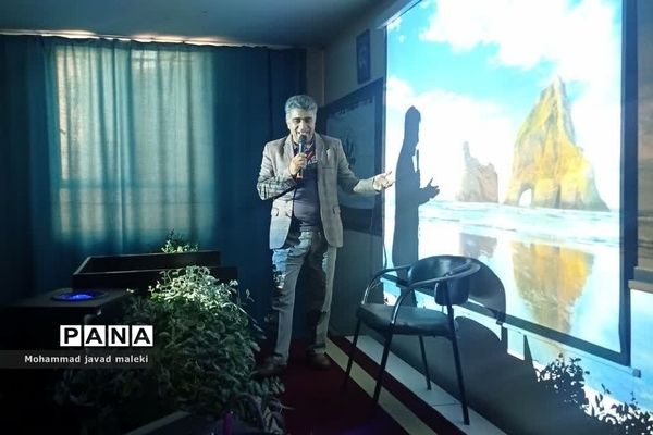 جشن دانش‌آموزان قبولی پایه هفتم در دبیرستان استعدادهای درخشان شهید بهشتی رودهن