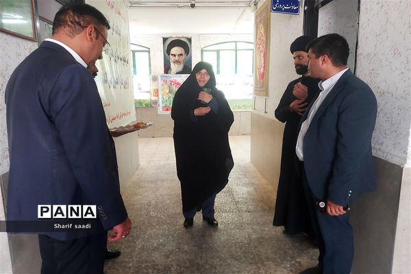 بازدید مدیرآموزش پرورش ناحیه چهارشیراز از مدارس در اولین روز مهرماه