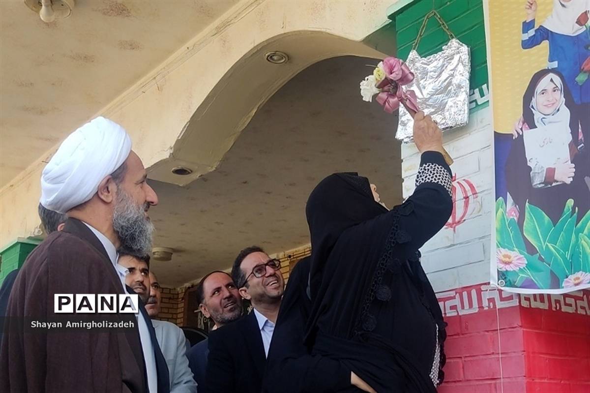 آیین نواختن زنگ مهر در مدرسه شاهد و کمال شهرستان‌قرچک