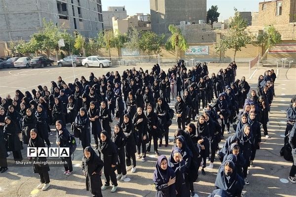 آیین نواختن زنگ مهر در مدرسه شاهد و کمال شهرستان‌قرچک