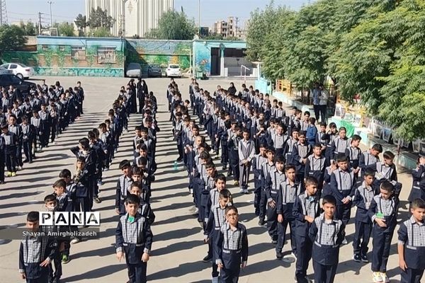 آیین نواختن زنگ مهر در مدرسه شاهد و کمال شهرستان‌قرچک