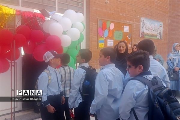 حضور دانش‌آموزان دبستانی در مدرسه، جانی دوباره در کالبد مدرسه دمید