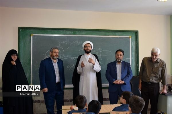 نواخته شدن زنگ مهر و مقاومت در دبیرستان شهید آوینی منطقه ۱۴
