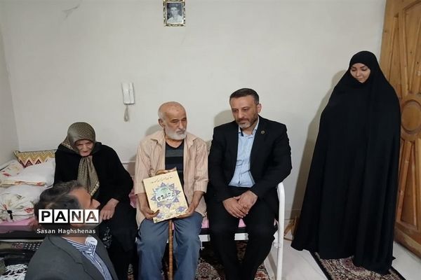 دیدارمدیرآموزش و پرورش اسلامشهر با خانواده شهدای دانش‌آموز