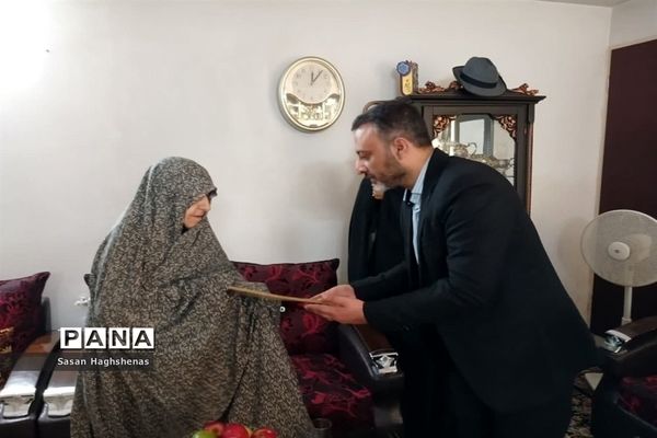 دیدارمدیرآموزش و پرورش اسلامشهر با خانواده شهدای دانش‌آموز