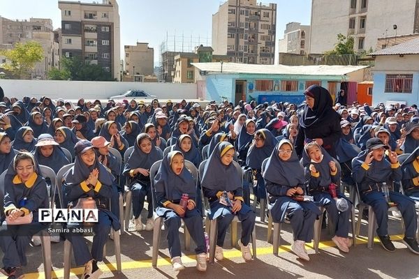 جشن آغاز امامت امام‌زمان(عج) در دبستان شهید سجادیان رودهن