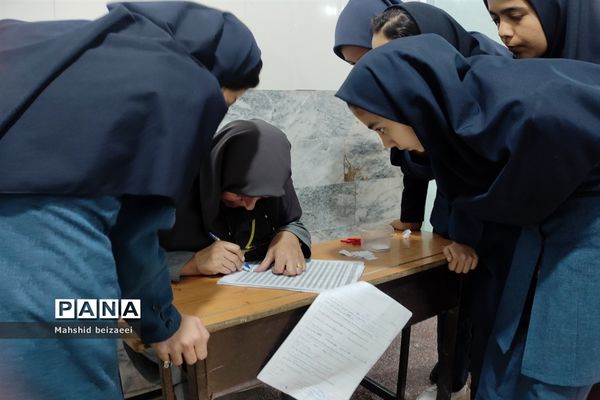توزیع کتب درسی دانش‌آموزان مقطع متوسطه اول