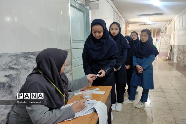 توزیع کتب درسی دانش‌آموزان مقطع متوسطه اول
