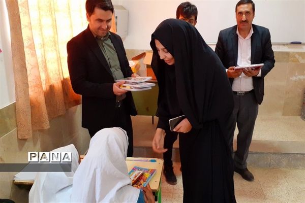 توزیع لوازم التحریر در بین دانش‌آموزان روستاهای حوزه پساکوه شهرستان کلات