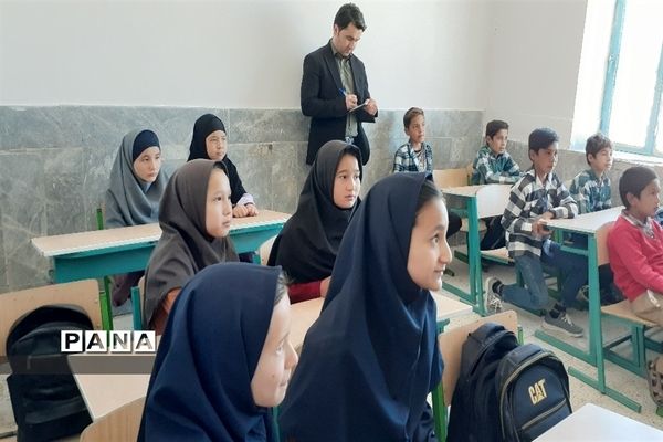 توزیع لوازم التحریر در بین دانش‌آموزان روستاهای حوزه پساکوه شهرستان کلات