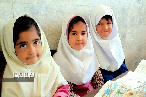 توزیع لوازم التحریر در بین دانش‌آموزان روستاهای حوزه پساکوه شهرستان کلات