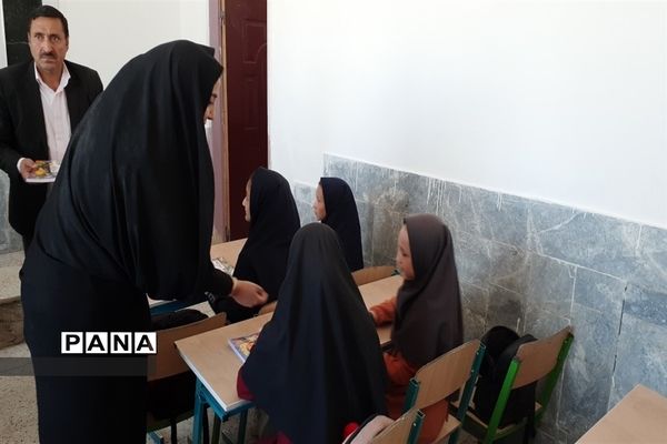 توزیع لوازم التحریر در بین دانش‌آموزان روستاهای حوزه پساکوه شهرستان کلات