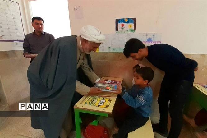 توزیع لوازم التحریر در بین دانشآموزان روستاهای حوزه پساکوه شهرستان کلات