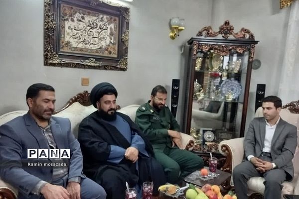 دیدار امام جمعه رودهن با تعدادی از خانواده شهدای رودهن در هفته دفاع مقدس