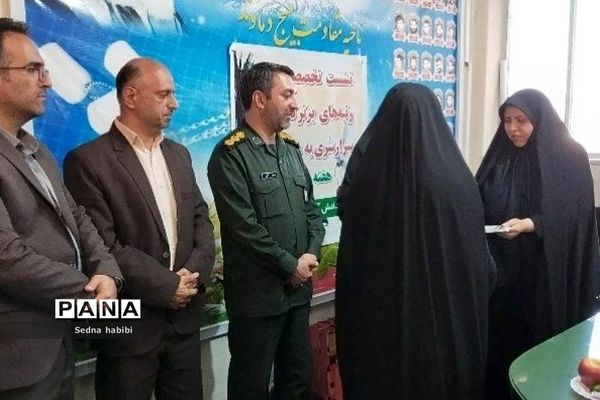 مراسم تقدیر از نخبگان کنکور سراسری رودهن توسط فرمانده سپاه دماوند