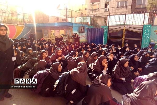 مراسم هفته دفاع مقدس در دبیرستان نرجس منطقه ۱۳