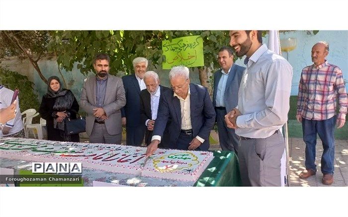تهیه اولین کیک ۴ متری دانش‌آموزی به مناسبت جشن امامت امام زمان(عج) در مشهد