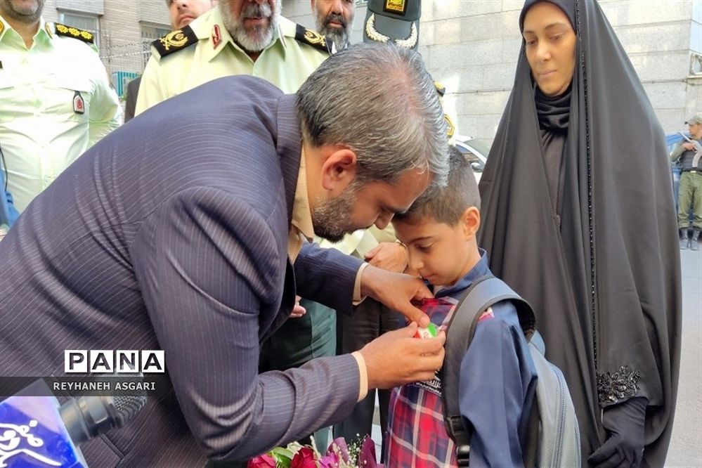 فرزندان شهید حسین اسماعیلی توسط مدیرکل آموزش و پرورش شهرستان‌های تهران راهی کلاس درس شدند