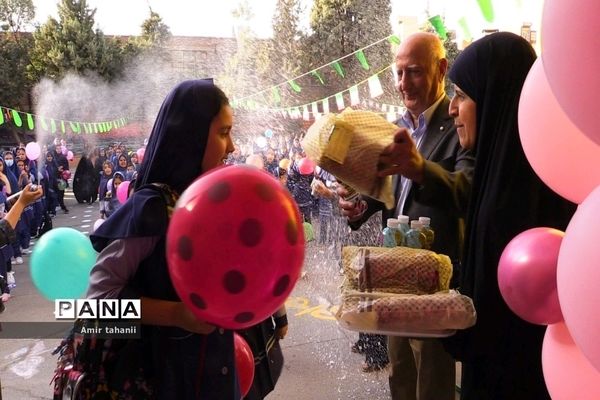 نواخته شدن زنگ مهر در آیین نمادین بازگشایی مدارس به دستان خیر منطقه ۱۸