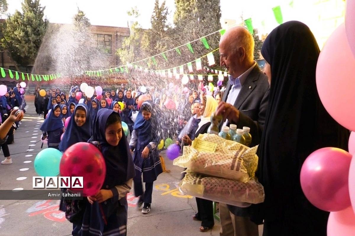نواخته شدن زنگ مهر در آیین نمادین بازگشایی مدارس به دستان خیر منطقه ۱۸