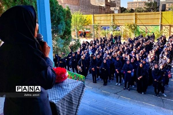 نواختن زنگ ایثار و مقاومت، در دبیرستان توحید شهرستان رباط کریم