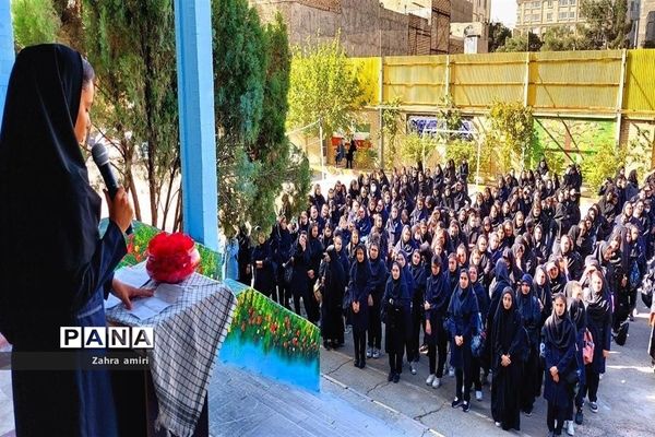 نواختن زنگ ایثار و مقاومت، در دبیرستان توحید شهرستان رباط کریم