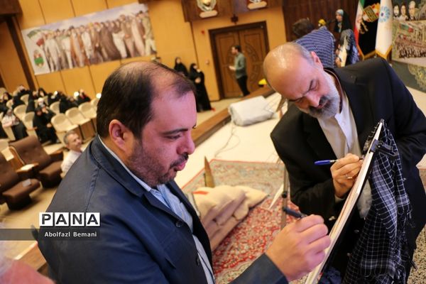 رونمایی از کتاب های «آرمان عزیز» و «حاج همت»