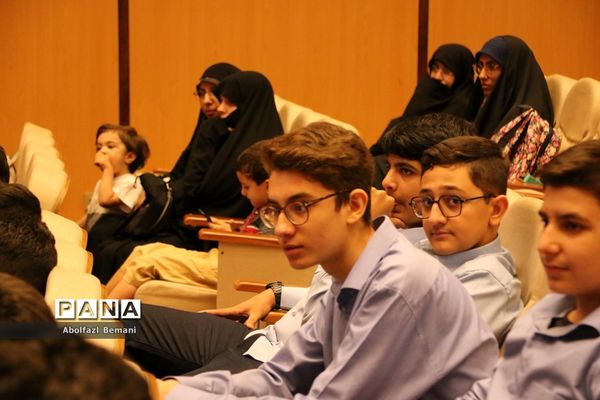رونمایی از کتاب های «آرمان عزیز» و «حاج همت»