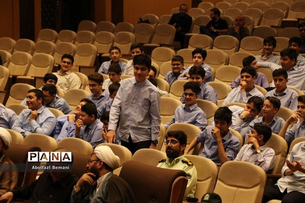 رونمایی از کتاب های «آرمان عزیز» و «حاج همت»