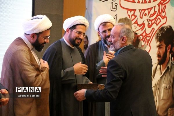 رونمایی از کتاب های «آرمان عزیز» و «حاج همت»